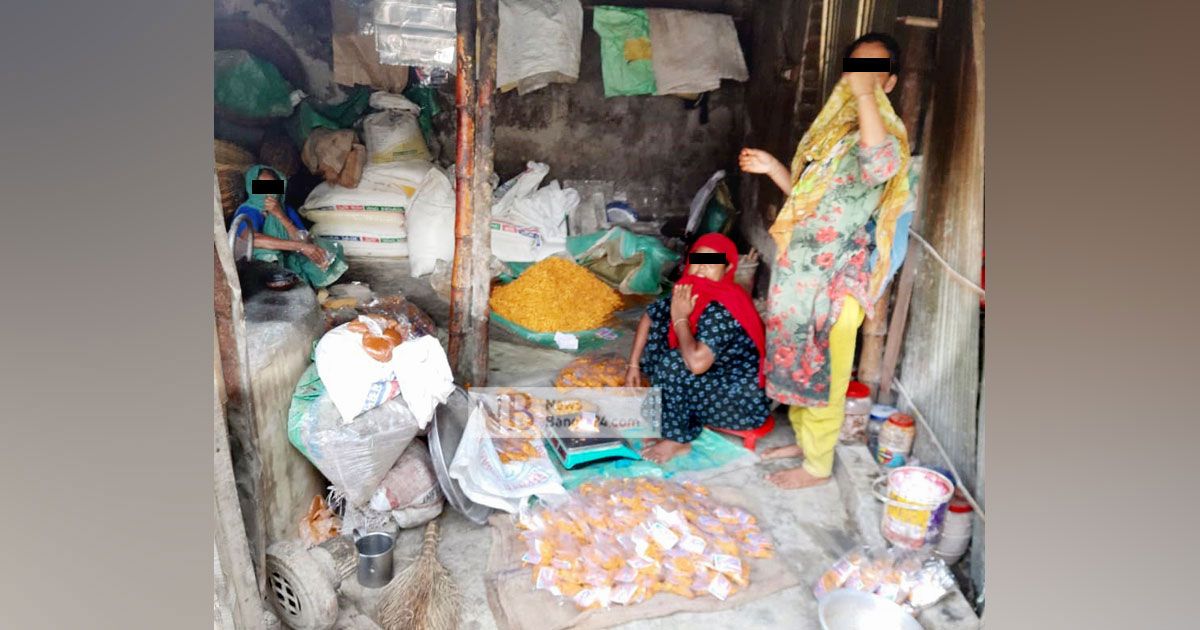 এক-পাশে-গোয়াল-ঘর-আরেক-পাশে-তৈরি-হচ্ছিল-চানাচুর