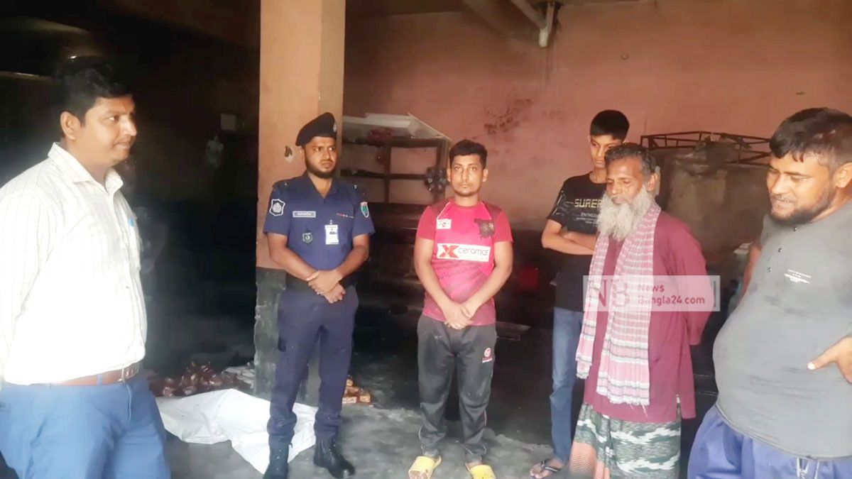 এক পাশে গোয়াল ঘর, আরেক পাশে তৈরি হচ্ছিল চানাচুর