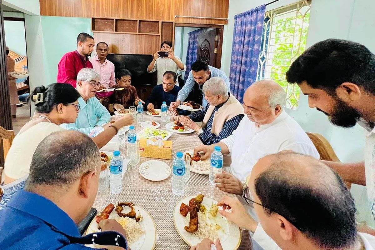 নিজ বাড়িতে দুই মন্ত্রীকে খাওয়ালেন ডিবি প্রধান হারুন