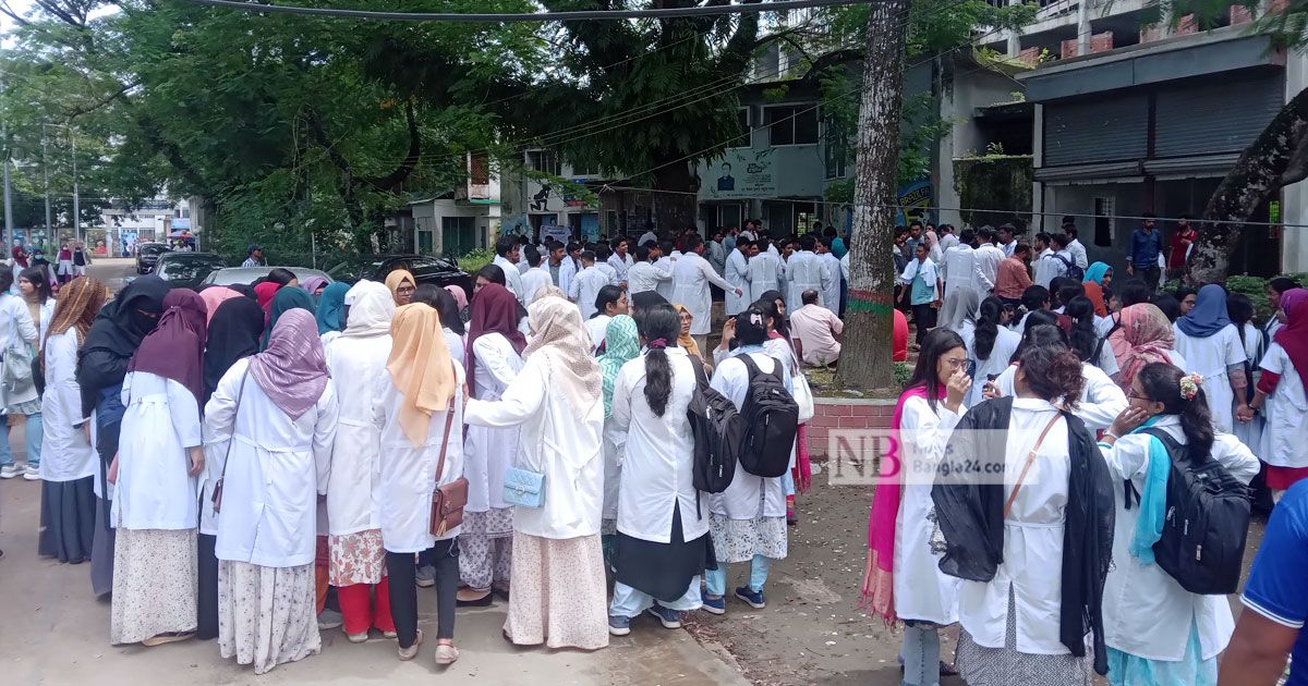 মমেকে ইন্টার্ন-পুলিশ সংঘর্ষ, আইসিইউতে ২ চিকিৎসক