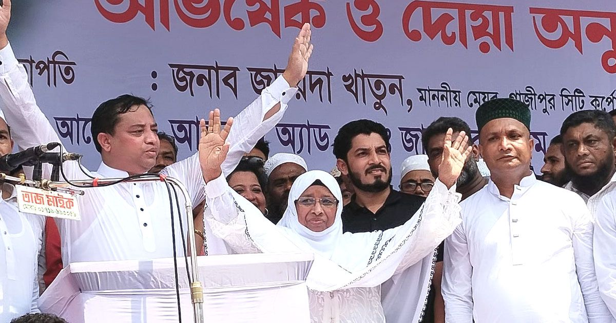 ছেলেকে-পাশে-নিয়ে-মেয়রের-দায়িত্ব-নিলেন-জায়েদা-খাতুন