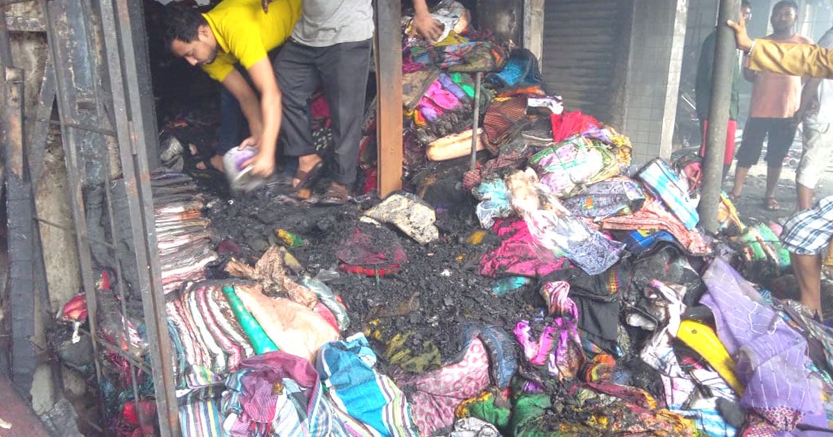 কৃষি মার্কেটে আগুন এবং পোড়া আলুর ঢিবি