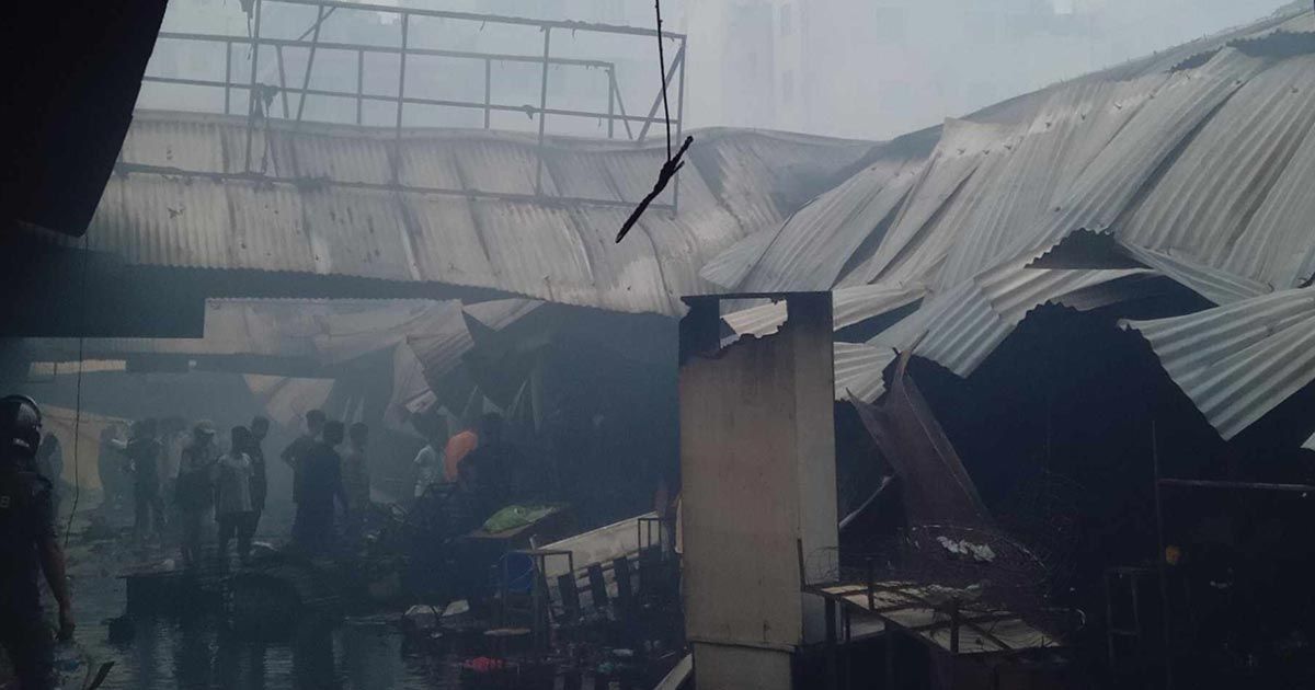 কৃষি মার্কেটের দোকানে দোকানে ছিল ‘দাহ্য বস্তু’, বের হচ্ছে ধোঁয়া