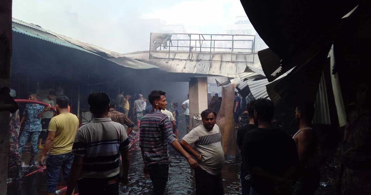 প্রায়-৬-ঘণ্টা-পর-মোহাম্মদপুর-কৃষি-মার্কেটের-আগুন-নিয়ন্ত্রণে