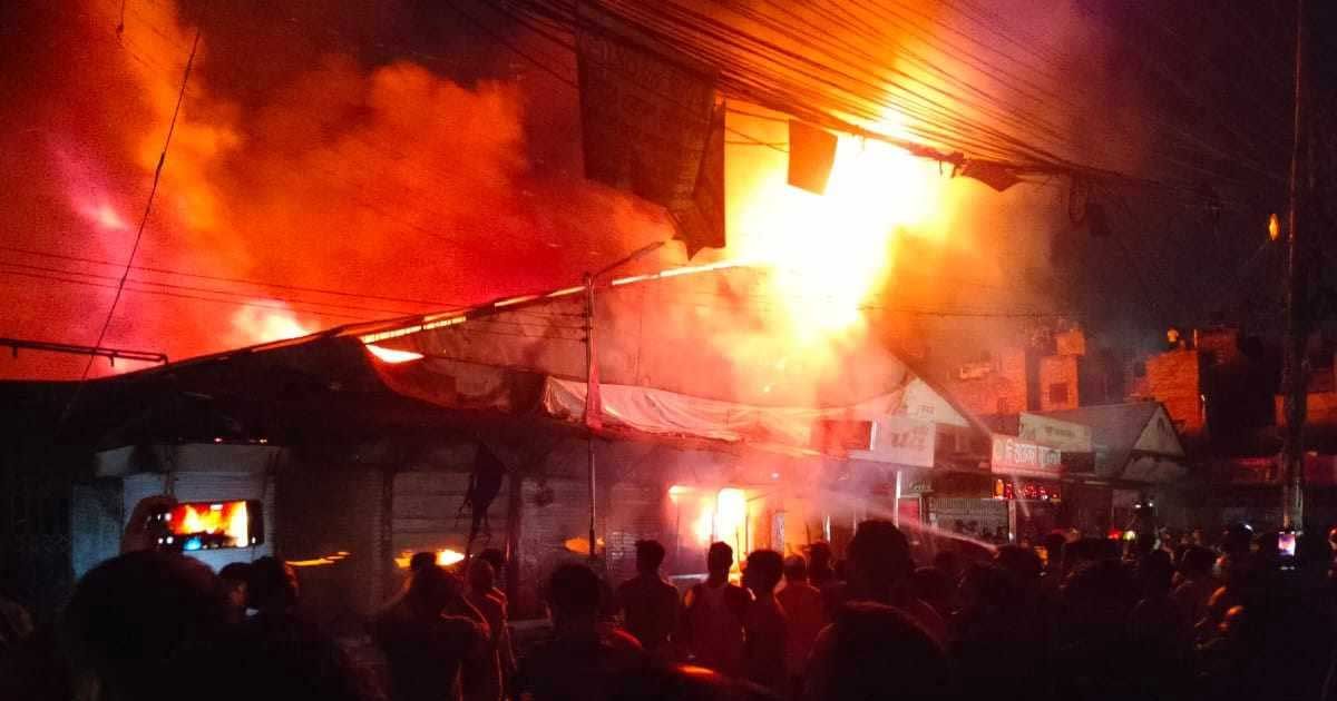 মোহাম্মদপুর কৃষি মার্কেটে ভয়াবহ আগুন, নিয়ন্ত্রণে ১৭ ইউনিট