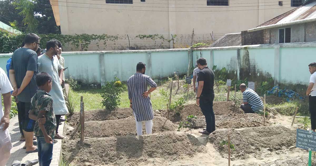 স্ত্রীর কবরের পাশে পরিচালক সোহানকে দাফন 