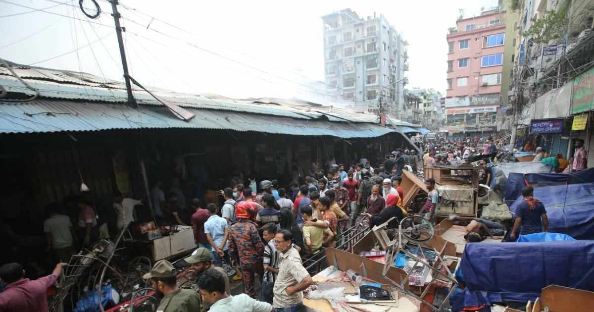 ভাঙার-সিদ্ধান্ত-হওয়া-মার্কেটগুলোতেই-আগুন-জ্বলছে