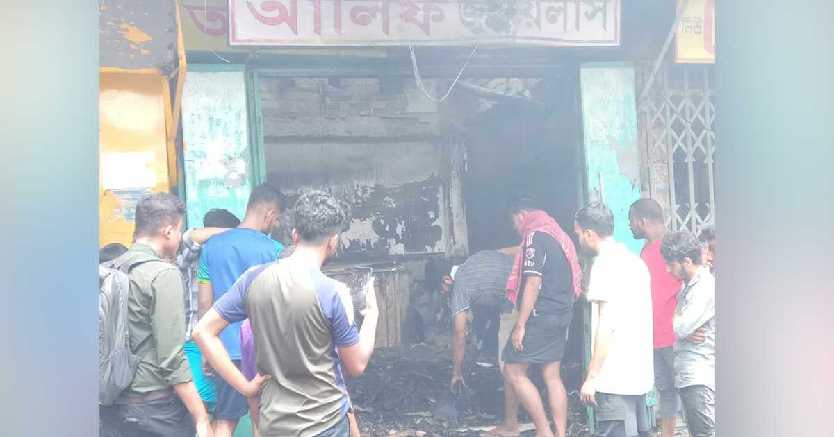 মোহাম্মদপুরে মার্কেটে আগুন: পুড়ে যাওয়া দোকানের কয়লার ভেতরে স্বর্ণ