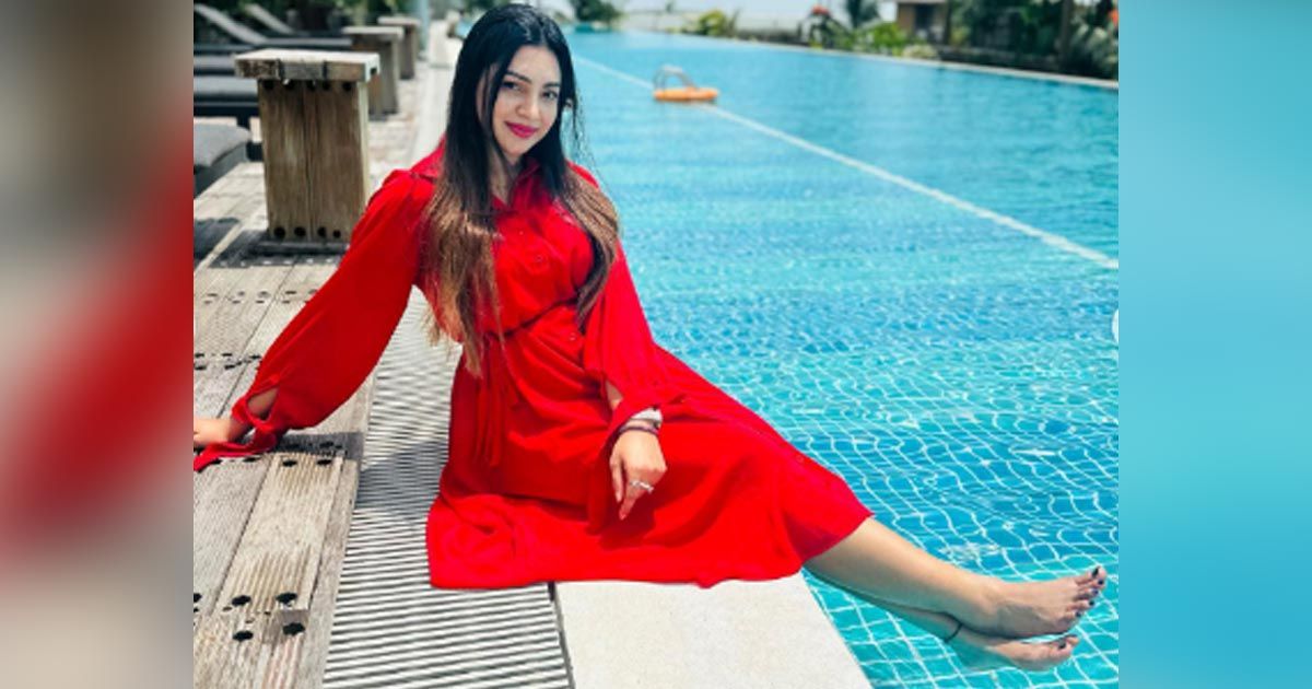 সুইমিং পুলে পা ডুবিয়ে প্রভা, ক্যাপশন খুঁজছেন সাংবাদিকদের জন্য 