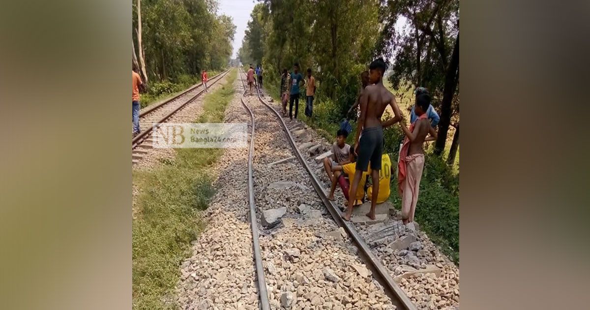 বাঁকা-হওয়া-রোধে-রেললাইনে-ঢালা-হচ্ছে-পানি