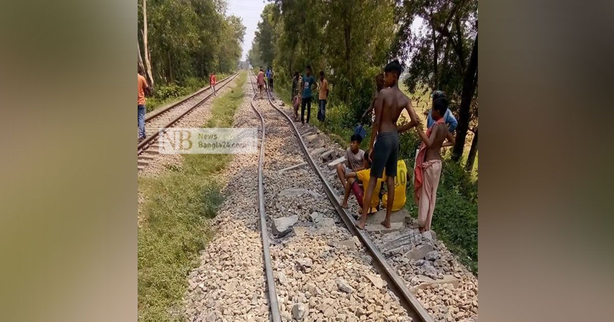 বাঁকা হওয়া রোধে রেললাইনে ঢালা হচ্ছে পানি