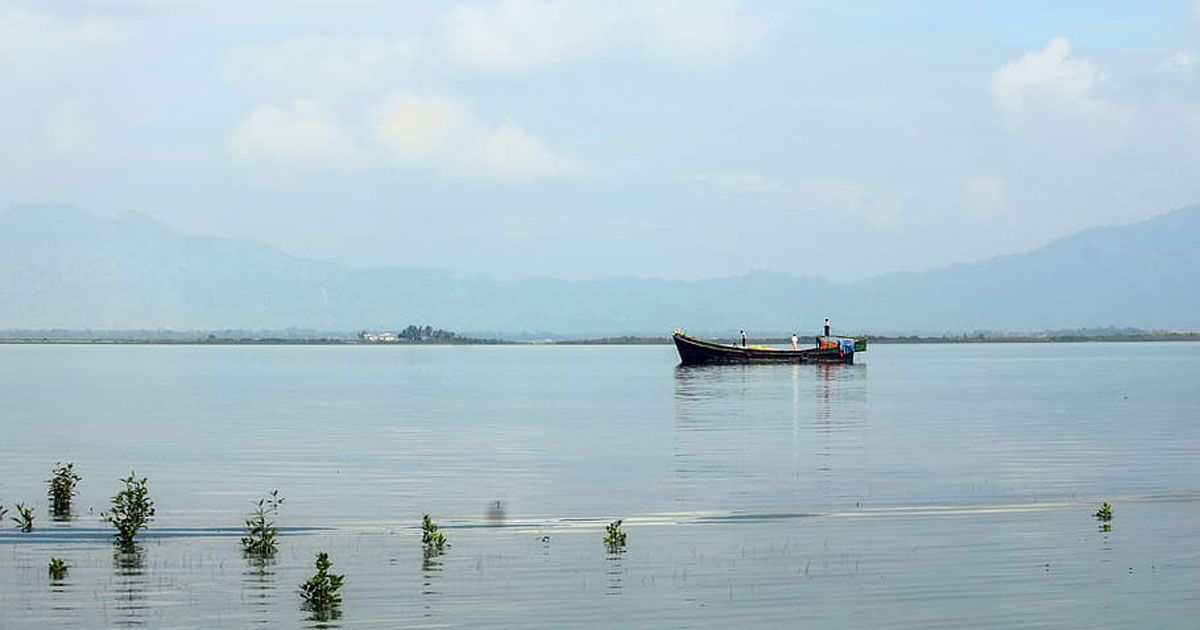 নাফ নদে জাল ফেলা বন্ধ ৬ বছর, ভুগছে জেলেরা