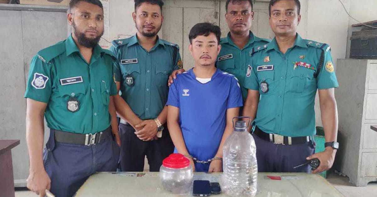 রাজধানীতে-দুই-তক্ষকসহ-একজন-আটক