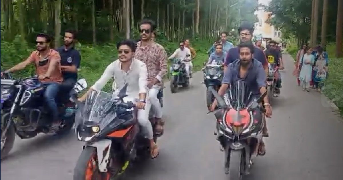 
বহিষ্কার-কাগজে-কলমে-দাপিয়ে-বেড়াচ্ছেন-ক্যাম্পাসে