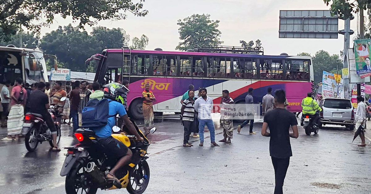Bus-CNG-workers-clash-in-Naogaon-20-injured