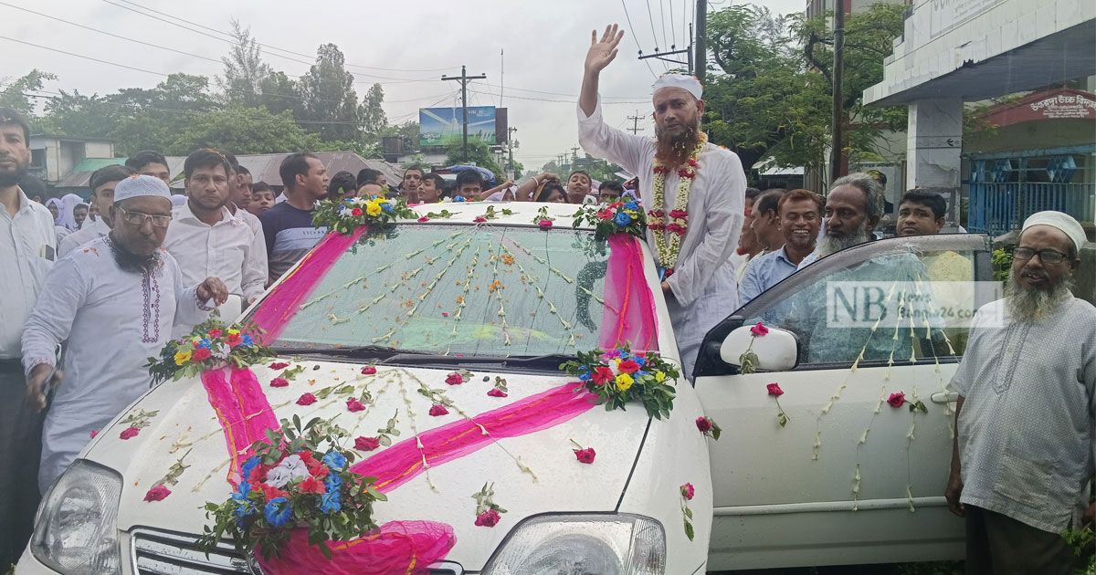 শেষ-দিনে-ফুলে-সজ্জিত-গাড়িতে-ফিরলেন-বাড়ি-
