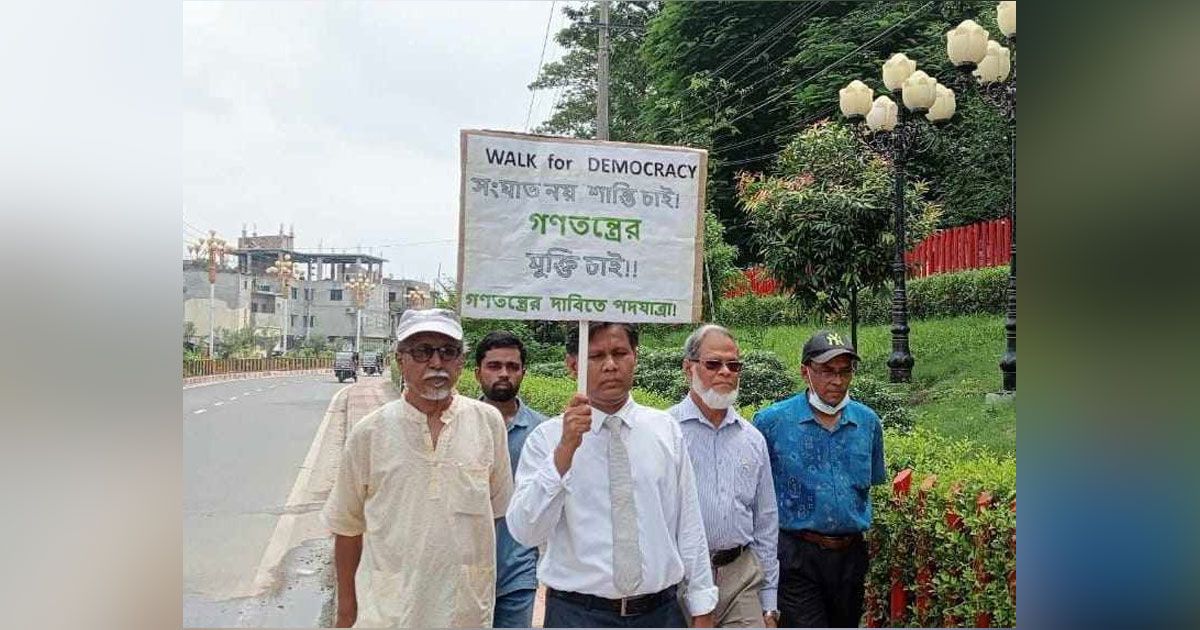 ‘গণতন্ত্রের মুক্তি দাবি’তে রাবি অধ্যাপকের ব্যতিক্রমী পদযাত্রা