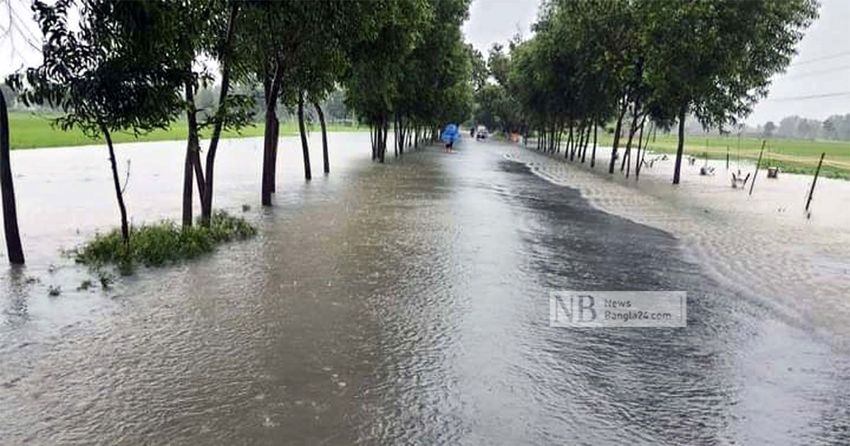 টানা বৃষ্টিতে দিনাজপুরের রাস্তাঘাট পানির নিচে