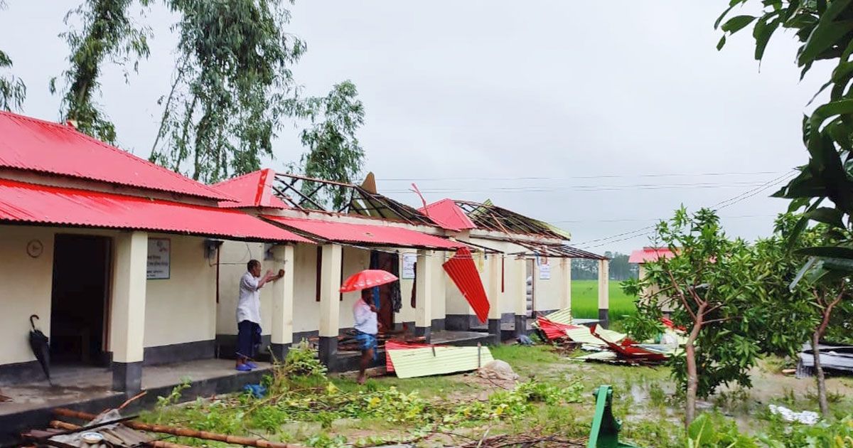 দিনাজপুরে ঘূর্ণিঝড়ে আশ্রয়ণের ঘরসহ কয়েক শ বাড়ি লন্ডভন্ড