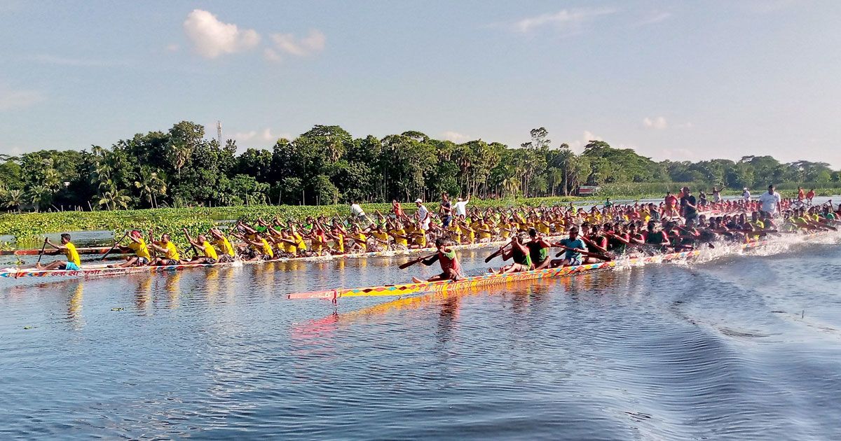 বর্ণি বাওড়ে ঐতিহ্যবাহী নৌকাবাইচ 