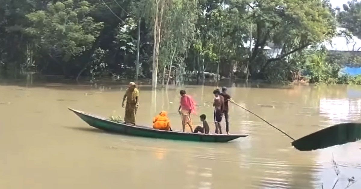 আত্রাইয়ের বেড়িবাঁধ ভেঙে পানিবন্দি হাজারও মানুষ