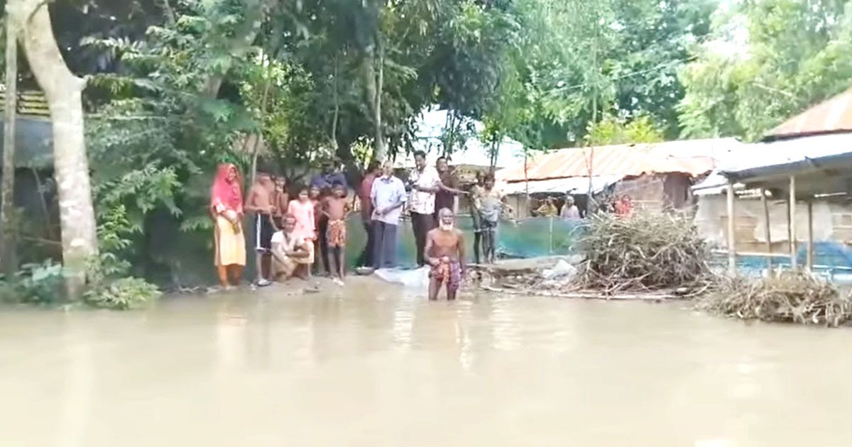 Thousands-of-people-are-trapped-in-the-water-after-the-dam-of-Atrai-broke