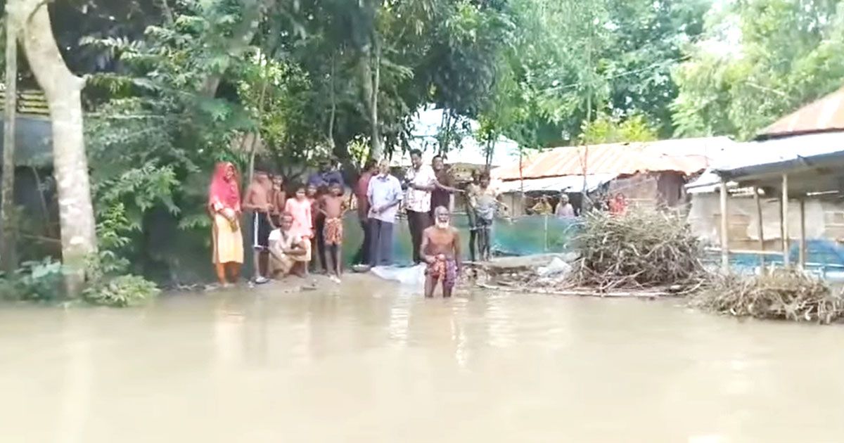 আত্রাইয়ের বেড়িবাঁধ ভেঙে পানিবন্দি হাজারও মানুষ