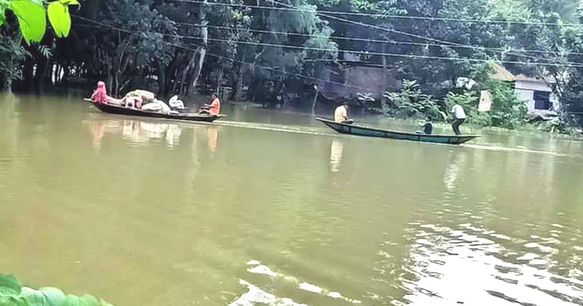 আত্রাইয়ের বেড়িবাঁধ ভেঙে পানিবন্দি হাজারও মানুষ