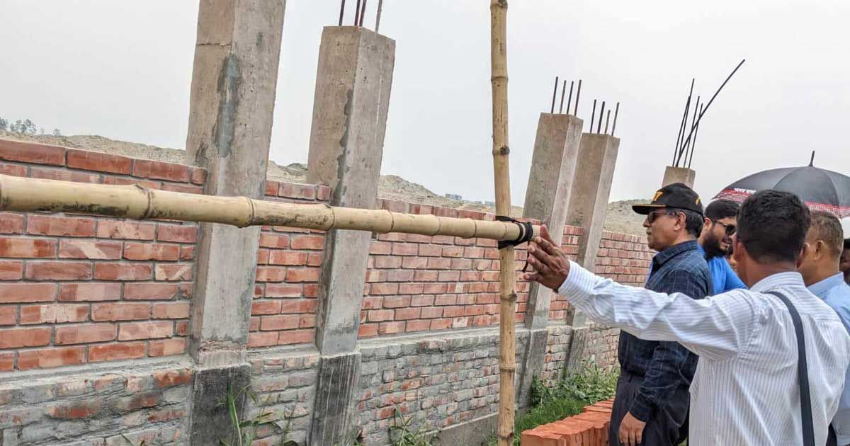 প্রাচীর নির্মাণে ধীরগতিতে অপেক্ষা বাড়ছে শিক্ষার্থীদের
