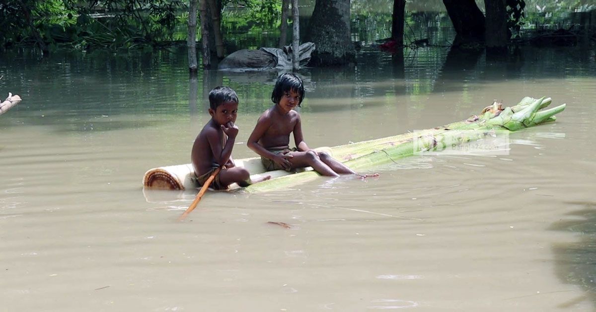 নওগাঁয় লোকালয়ে ঢুকছে পানি, বন্দি ২ হাজার পরিবার