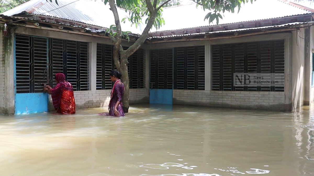 নওগাঁয় লোকালয়ে ঢুকছে পানি, বন্দি ২ হাজার পরিবার