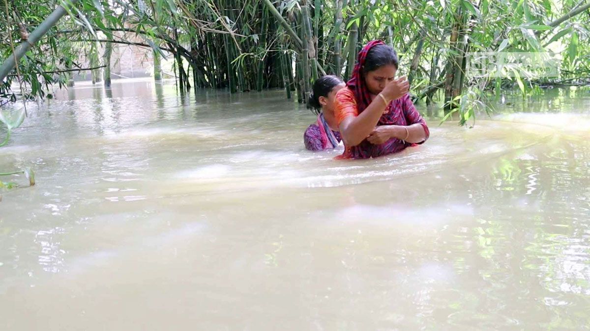 নওগাঁয় লোকালয়ে ঢুকছে পানি, বন্দি ২ হাজার পরিবার