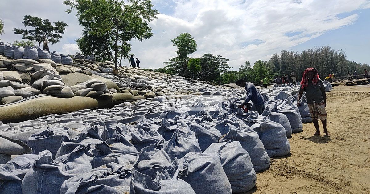 সাগরে মিশে যাচ্ছে ২৯৩ কোটি টাকার বেড়িবাঁধ