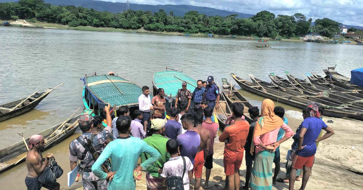 Sand-and-stone-extraction-at-ECA-in-Jaflong-5-boats-impounded-and-fined
