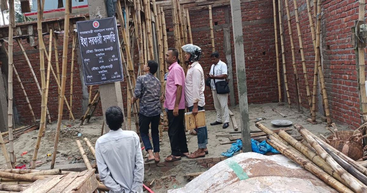 সাইনবোর্ডে লেখা ‘সরকারি সম্পত্তি’, ব্যবসায়ীদের দাবি জায়গা তাদের