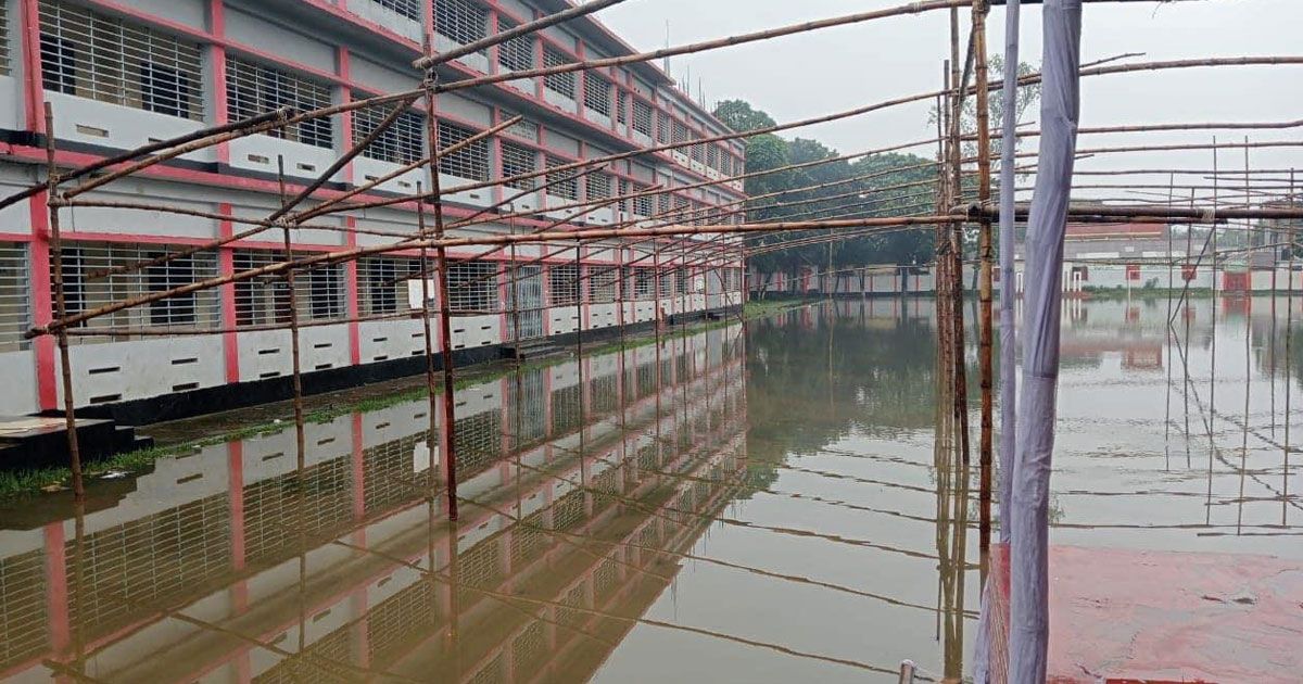 বৃষ্টিতে-ভাসল-দুর্যোগ-প্রতিমন্ত্রীর-জনসভা