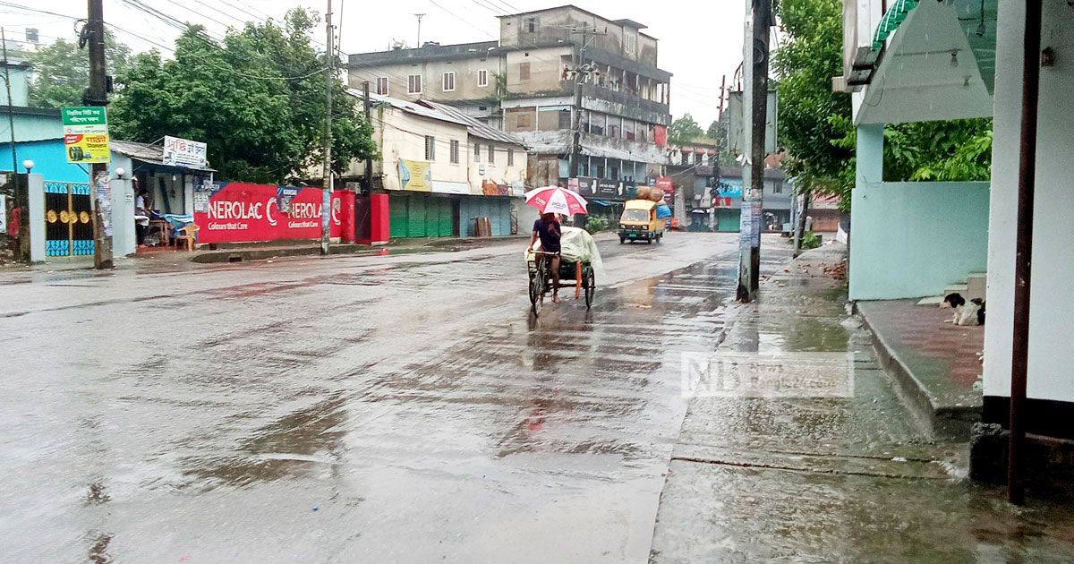 টানা বৃষ্টিতে ঘরবন্দি, উপার্জন বন্ধ হয়ে দিশেহারা নিম্ন আয়ের মানুষ