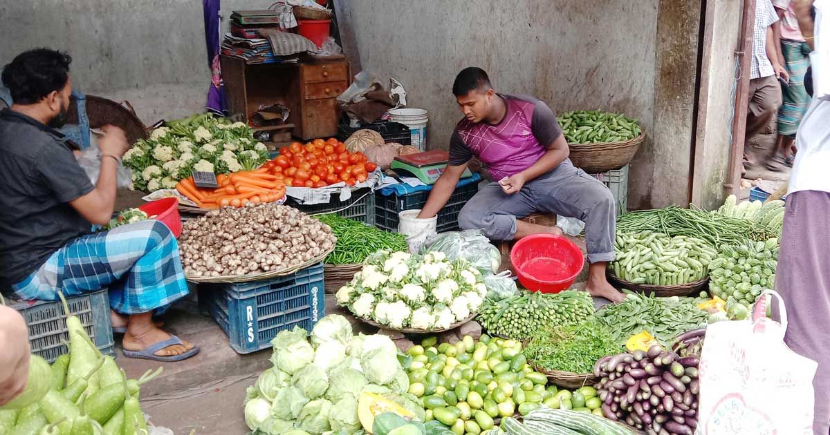 ‘সবজির দাম শুনলে চোখে পানি চলে আসে’