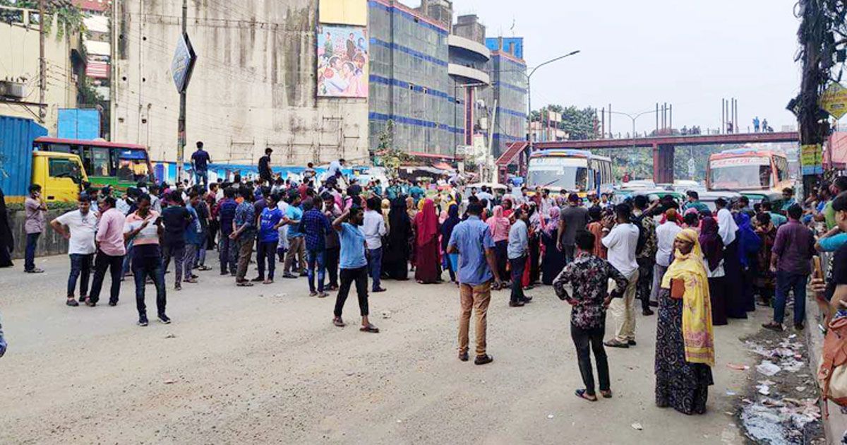 রাজধানীতে বকেয়া বেতনের দাবিতে
পোশাক শ্রমিকদের সড়ক অবরোধ