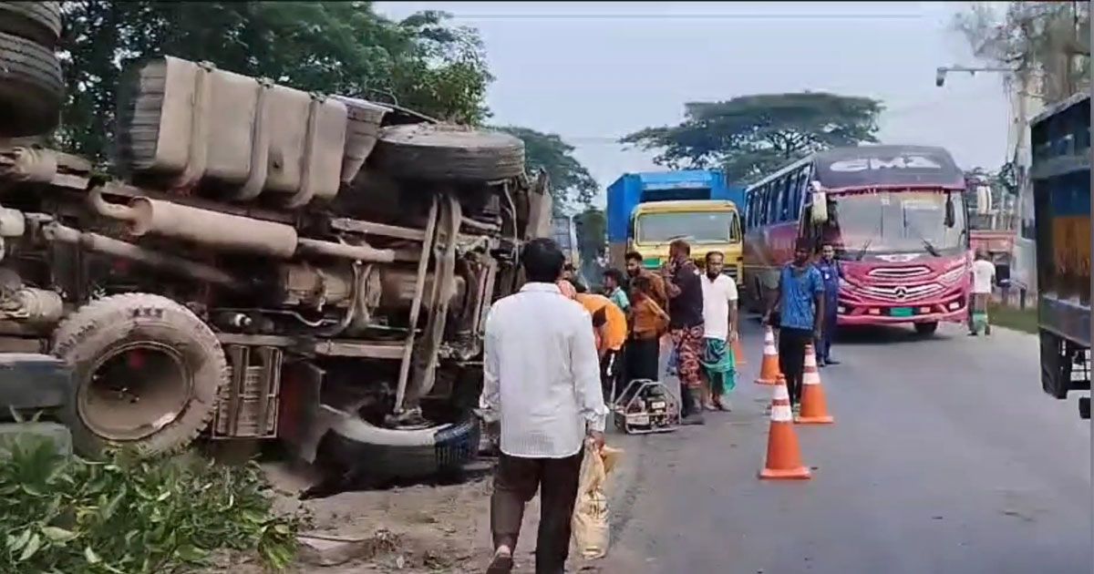 গজারিয়ায়-লরি-উল্টে-প্রাণ-গেল-হেলপারের