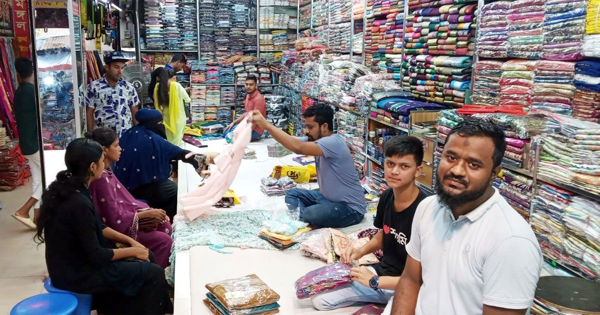 মৌলভীবাজারে-জমে-উঠেছে-পূজার-কেনাকাটা