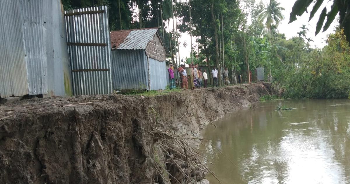 আরেকটু হলেই নদীগর্ভে যাবে গাইবান্ধার স্কুলটি