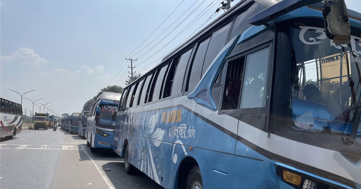 বাস আটকে জাবি ছাত্রলীগের ‘ক্ষতিপূরণ আদায়’