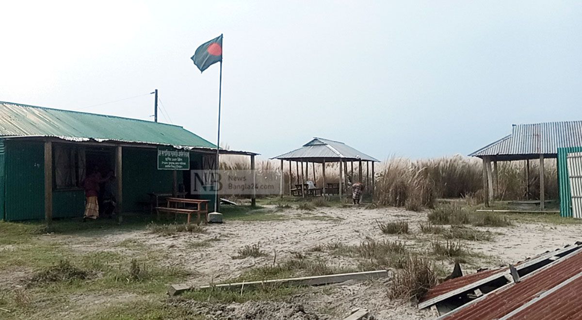 যে বিদ্যালয়ে সপ্তাহে একদিন পা পড়ে শিক্ষকের