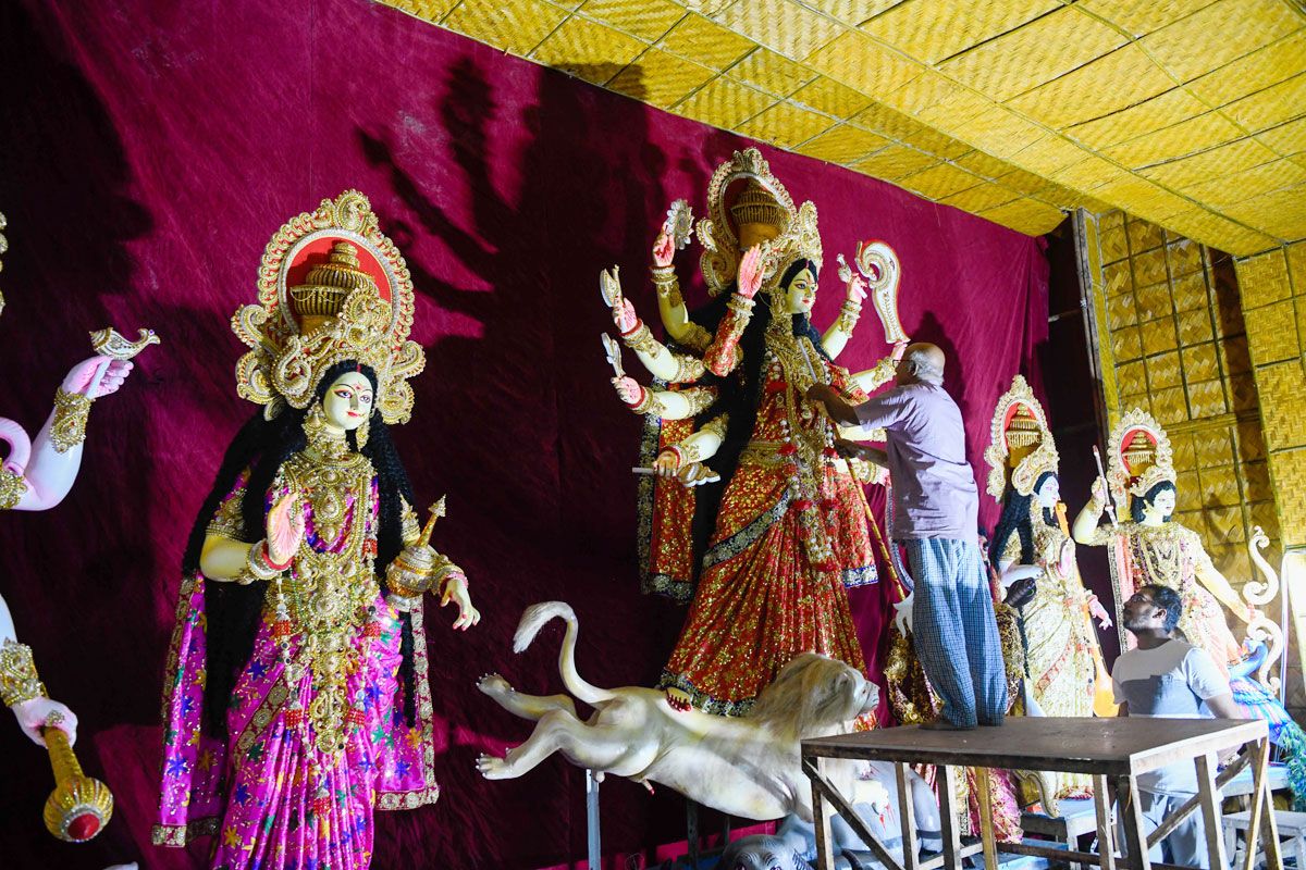 ‘স্মার্ট বাংলাদেশ’ থিমে রোবটিক দুর্গা প্রতিমা