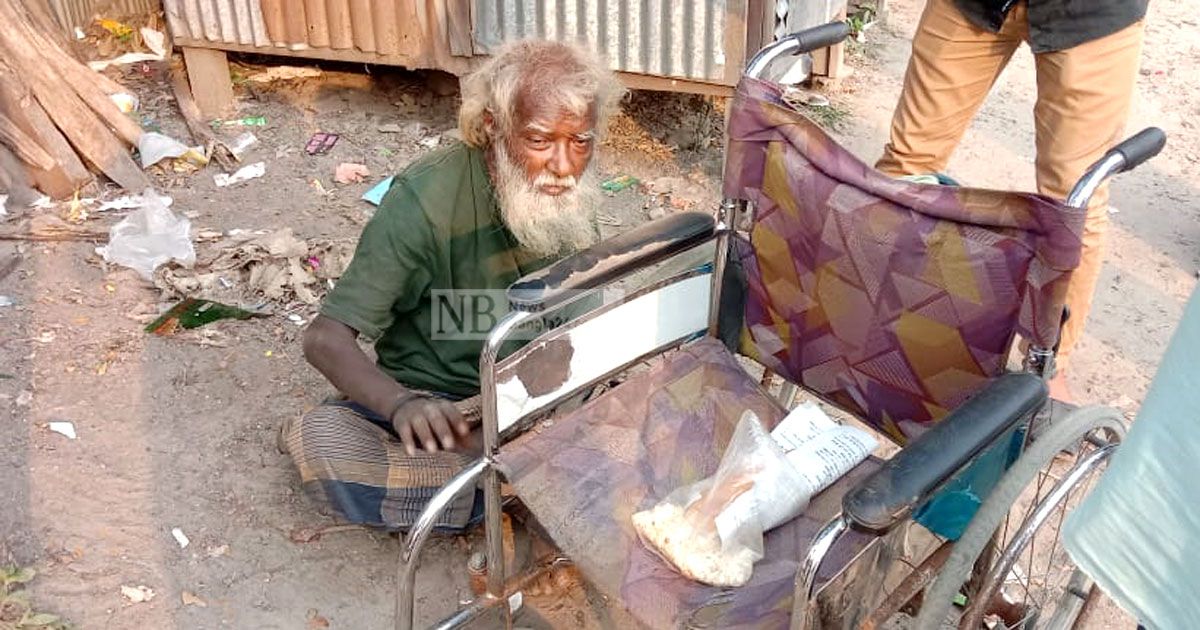 অসুস্থ বাবাকে রাস্তায় ফেলে গেল ছেলে