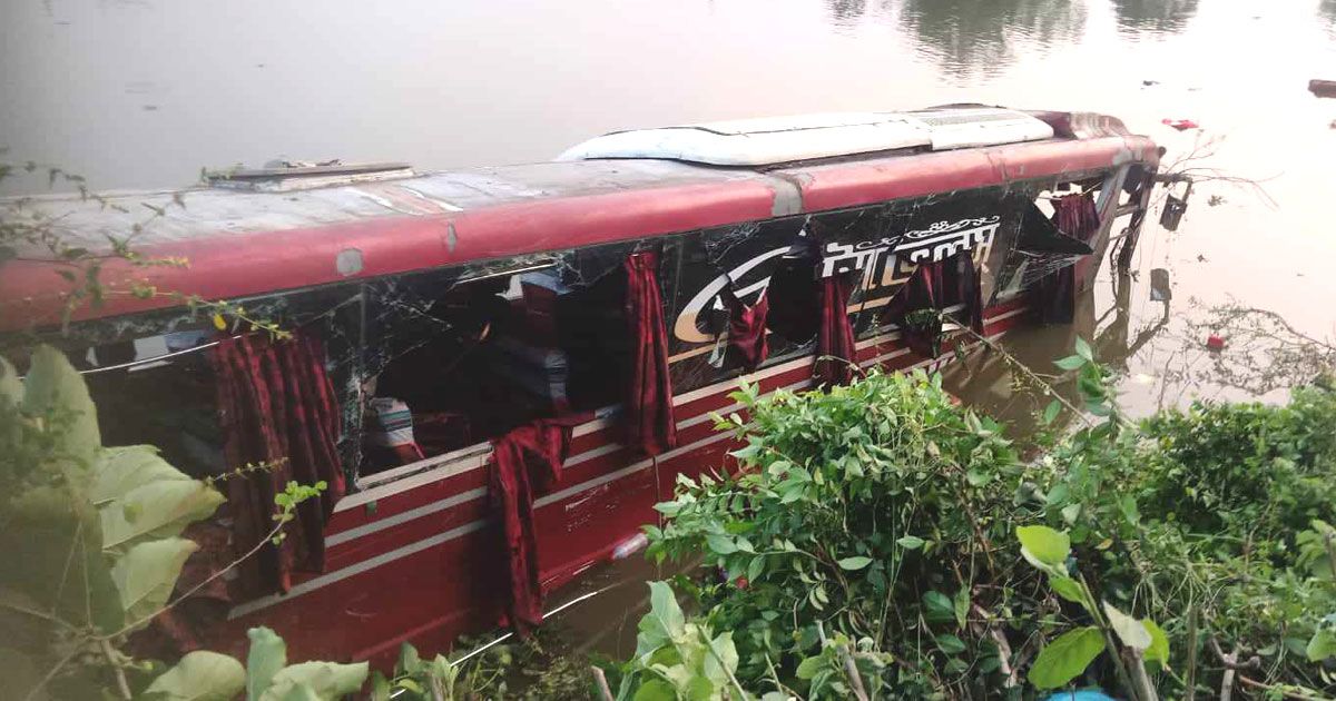 অটোরিকশায় বাসের চাপা, এক পরিবারের ৩ নারী নিহত