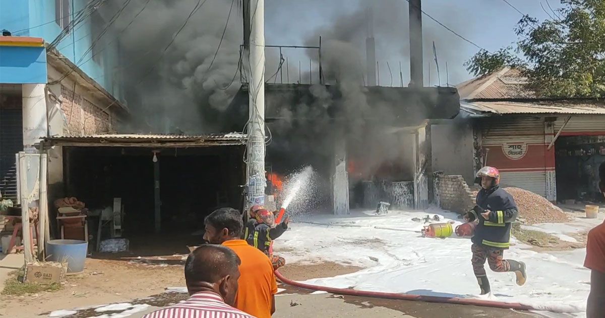 নাটোরে-তেল-ও-গ্যাস-সিলিন্ডারের-দোকানে-বিস্ফোরণ