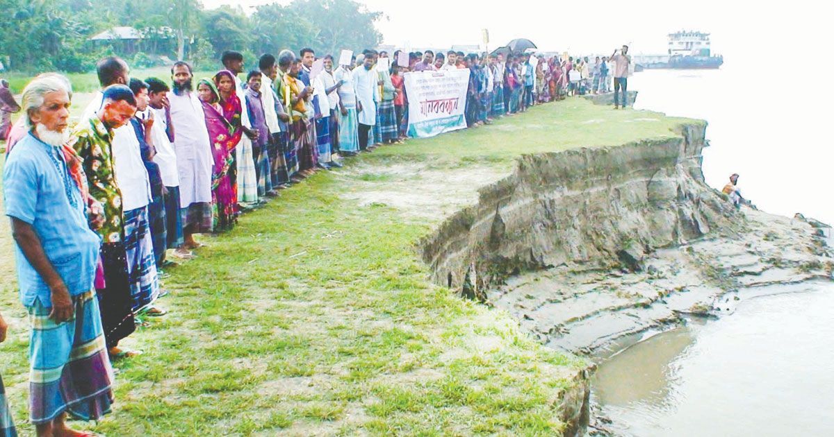 চলছে নদীভাঙন, ড্রেজার বন্ধের দাবিতে মানববন্ধন