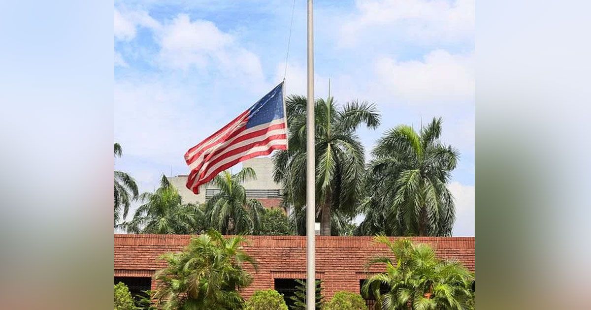 পতাকা অর্ধনমিত রেখে ফিলিস্তিনের প্রতি শোক জানাচ্ছে যুক্তরাষ্ট্রের দূতাবাস 